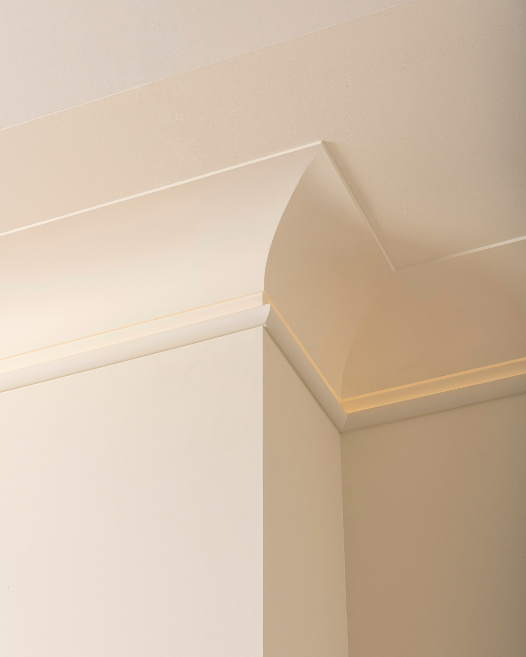 C990 Griestu karnīze 200 x 21.6 x 15.9 cm