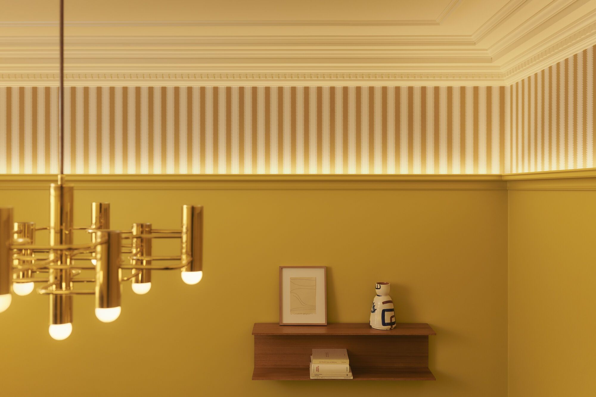 C328 Karnīze 200 x 9 x 6.8 cm